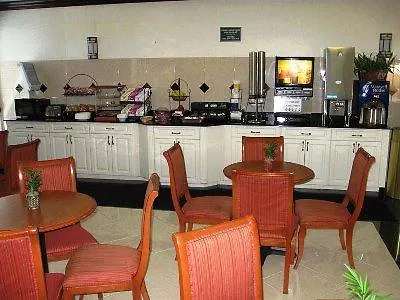 Hotel La Quinta By Wyndham St. Petersburg Northeast *Newly Renovated
