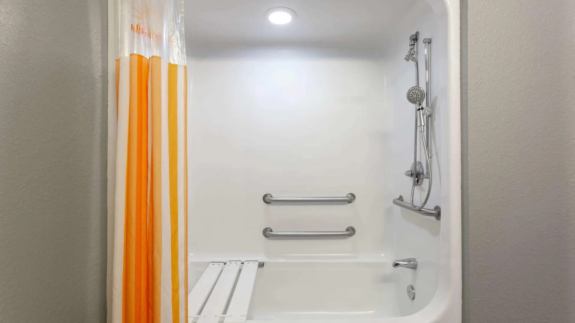 Hotel La Quinta By Wyndham St. Petersburg Northeast *Newly Renovated