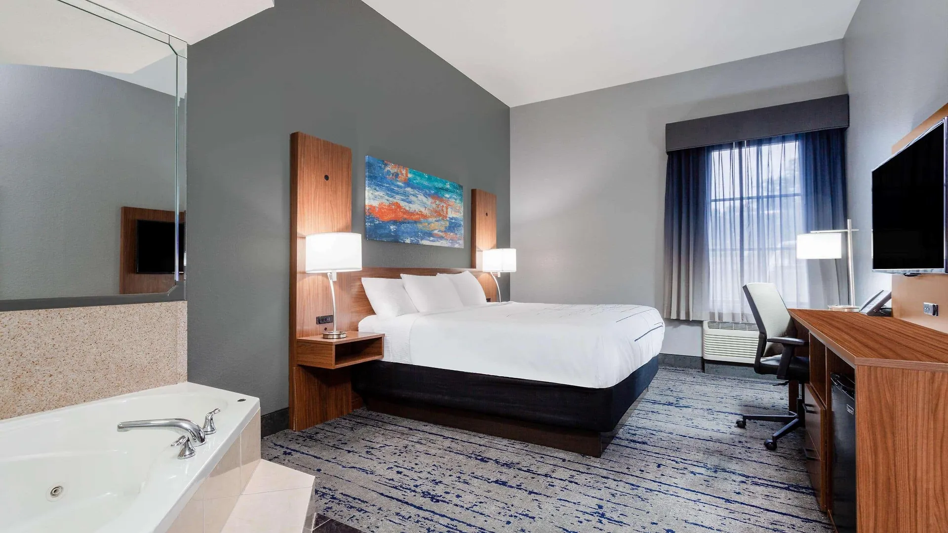 Hotel La Quinta By Wyndham St. Petersburg Northeast *Newly Renovated
