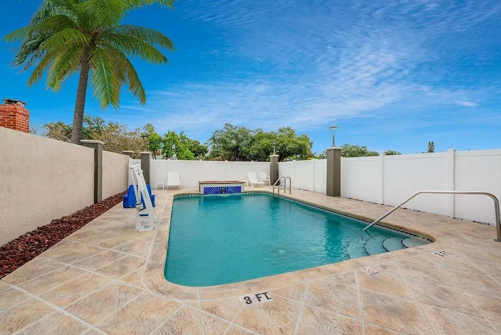 Hotel La Quinta By Wyndham St. Petersburg Northeast *Newly Renovated